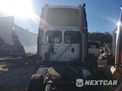 Zdjęcie 6 z 10 samochodu: 2016 FREIGHTLINER CASCADIA 125 SEMI TRUCK VIN:1FUBGEDV6GLHC5609 - miniatura