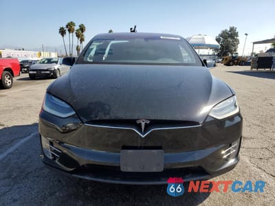 Piąte zdjęcie samochodu w środku: 2018 TESLA MODEL X VIN:5YJXCAE2XJF113494 - miniatura