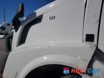 Zdjęcie 7 z 10 samochodu: 2014 VOLVO VNL SEMI TRUCK VIN:4V4NC9EH5EN166108 - miniatura