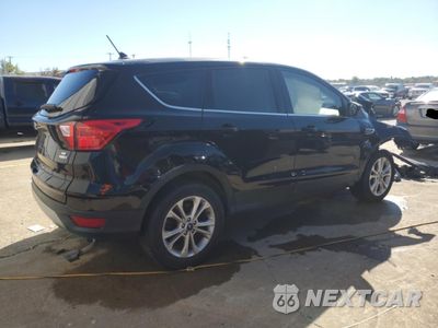 Trzecie zdjęcie samochodu z tyłu: 2019 FORD ESCAPE SE VIN:1FMCU9GD1KUB80577 - miniatura