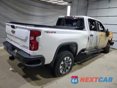 Trzecie zdjęcie samochodu z tyłu: 2022 CHEVROLET SILVERADO K2500 CUSTOM VIN:1GC4YME72NF209655 - miniatura
