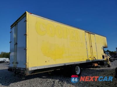 Trzecie zdjęcie samochodu z tyłu: 2003 INTERNATIONAL 4400 BOX TRUCK VIN:1HTMKAAL73H582147 - miniatura