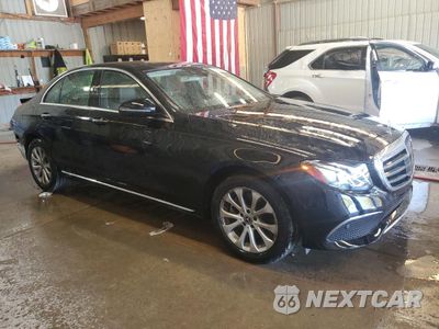 Czwarte zdjęcie samochodu z boku: 2019 MERCEDES-BENZ E 300 4MATIC VIN:WDDZF4KB6KA657156 - miniatura