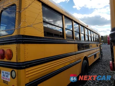 Czwarte zdjęcie samochodu z boku: 2005 THOMAS SAF-T-LINER C2 - SCHOOL BUS VIN:4UZAAXCS95CU88079 - miniatura