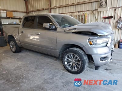 Czwarte zdjęcie samochodu z boku: 2024 RAM 1500 LARAMIE VIN:1C6SRFJT8RN190213 - miniatura