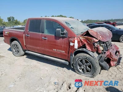 Czwarte zdjęcie samochodu z boku: 2015 NISSAN TITAN PRO-4X VIN:1N6BA0EC8FN506760 - miniatura