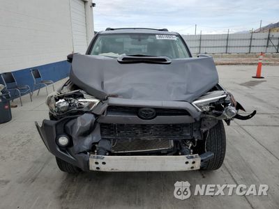 Piąte zdjęcie samochodu w środku: 2019 TOYOTA 4RUNNER SR5/SR5 PREMIUM VIN:JTEBU5JR2K5717122 - miniatura