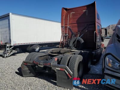 Czwarte zdjęcie samochodu z boku: 2018 VOLVO VNL SEMI TRUCK VIN:4V4NC9EH1JN998555 - miniatura