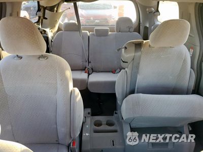 Zdjęcie 10 z 15 samochodu: 2018 TOYOTA SIENNA LE VIN:5TDKZ3DC7JS901370 - miniatura