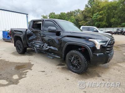 Czwarte zdjęcie samochodu z boku: 2025 TOYOTA TUNDRA CREWMAX SR VIN:5TFLA5DB6SX295571 - miniatura
