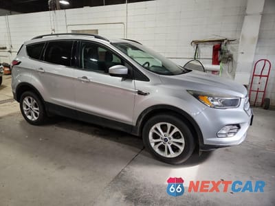 Czwarte zdjęcie samochodu z boku: 2018 FORD ESCAPE SE VIN:1FMCU9GD9JUD59805 - miniatura