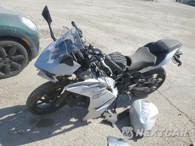 Trzecie zdjęcie samochodu z tyłu: 2025 KAWASAKI EX500 VIN:ML5EXGG19SDA69822 - miniatura