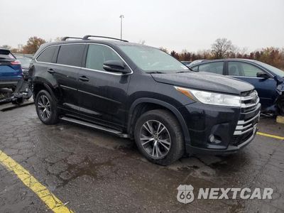Czwarte zdjęcie samochodu z boku: 2017 TOYOTA HIGHLANDER LE VIN:5TDBZRFH0HS385553 - miniatura