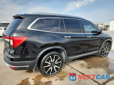 Trzecie zdjęcie samochodu z tyłu: 2019 HONDA PILOT TOURING AWD 8-PASS VIN:5FNYF6H96KB019549 - miniatura