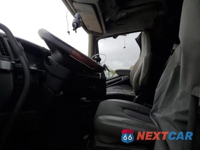 Piąte zdjęcie samochodu w środku: 2022 VOLVO VNL SEMI TRUCK VIN:4V4NC9EH9NN607268 - miniatura