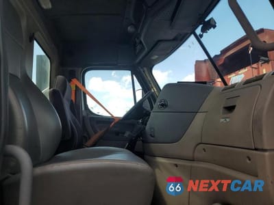 Piąte zdjęcie samochodu w środku: 2016 FREIGHTLINER CASCADIA 113 SEMI TRUCK VIN:3AKBGADV9GSHB2527 - miniatura