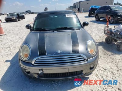Piąte zdjęcie samochodu w środku: 2010 MINI COOPER VIN:WMWMF3C53ATZ22963 - miniatura