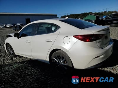 Drugie zdjęcie samochodu z przodu: 2018 MAZDA 3 TOURING VIN:3MZBN1V34JM231191 - miniatura