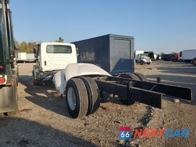 Trzecie zdjęcie samochodu z tyłu: 2019 INTERNATIONAL 4300 TRUCK CAB AND CHASSIS VIN:1HTMMMML6KH750494 - miniatura