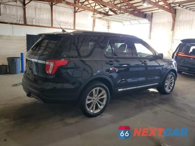 Trzecie zdjęcie samochodu z tyłu: 2019 FORD EXPLORER XLT VIN:1FM5K7D85KGA06245 - miniatura