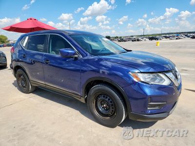 Czwarte zdjęcie samochodu z boku: 2017 NISSAN ROGUE S VIN:JN8AT2MT1HW130104 - miniatura