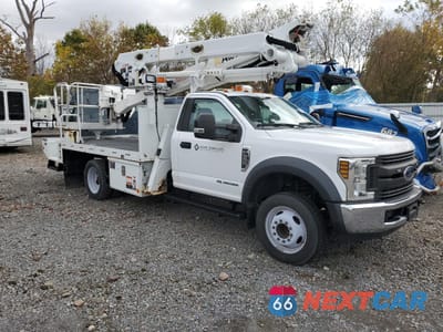 Czwarte zdjęcie samochodu z boku: 2019 FORD F550 SUPER DUTY BUCKET TRUCK VIN:1FDUF5GT8KDA00476 - miniatura