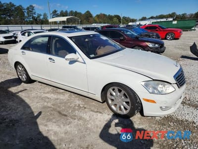 Czwarte zdjęcie samochodu z boku: 2008 MERCEDES-BENZ S 550 VIN:WDDNG71X78A180367 - miniatura