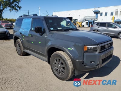 Czwarte zdjęcie samochodu z boku: 2025 TOYOTA LAND CRUISER BASE VIN:JTEABFAJ6S5015807 - miniatura