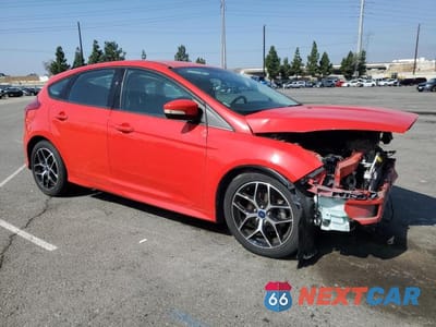 Czwarte zdjęcie samochodu z boku: 2015 FORD FOCUS SE VIN:1FADP3K28FL261791 - miniatura