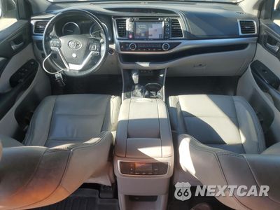 Zdjęcie 8 z 14 samochodu: 2018 TOYOTA HIGHLANDER SE VIN:5TDKZRFH6JS533548 - miniatura
