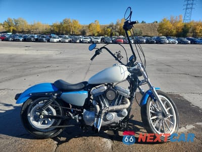 2009 HARLEY-DAVIDSON XL883 L 1HD4CR2149K402946 - główne zdjęcie licytacji z USA - miniatura