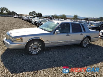 1997 LINCOLN TOWN CAR EXECUTIVE 1LNLM81W2VY715658 - główne zdjęcie licytacji z USA - miniatura
