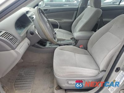 Zdjęcie 7 z 11 samochodu: 2004 TOYOTA CAMRY LE VIN:4T1BE32K24U300403 - miniatura