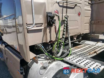 Zdjęcie 9 z 10 samochodu: 2016 VOLVO VNL SEMI TRUCK VIN:4V4N99EH8GN950719 - miniatura