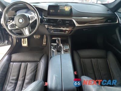 Zdjęcie 8 z 15 samochodu: 2019 BMW M550XI VIN:WBAJB9C50KB464629 - miniatura