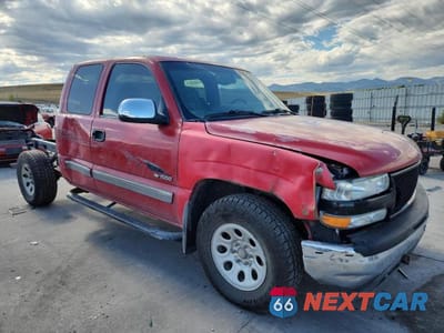 Czwarte zdjęcie samochodu z boku: 2002 CHEVROLET SILVERADO K1500 VIN:2GCEK19T021200032 - miniatura