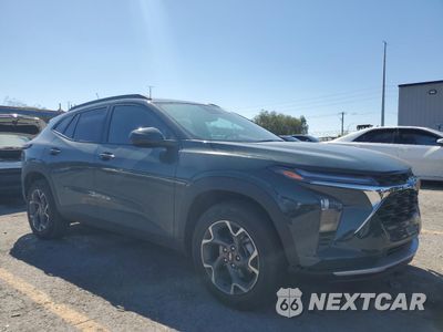 Czwarte zdjęcie samochodu z boku: 2025 CHEVROLET TRAX 1LT VIN:KL77LHEP3SC055177 - miniatura
