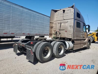 Czwarte zdjęcie samochodu z boku: 2016 VOLVO VNL SEMI TRUCK VIN:4V4N99EH8GN950719 - miniatura