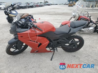 Trzecie zdjęcie samochodu z tyłu: 2010 KAWASAKI EX250 J VIN:JKAEXMJ19ADA63783 - miniatura