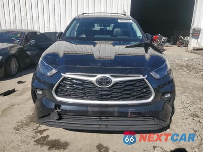 Piąte zdjęcie samochodu w środku: 2022 TOYOTA HIGHLANDER XLE VIN:5TDGZRBH6NS236250 - miniatura