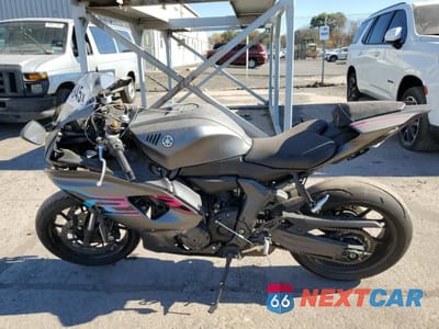 Trzecie zdjęcie samochodu z tyłu: 2024 YAMAHA YZFR7 VIN:JYARM38E2RA009606 - miniatura
