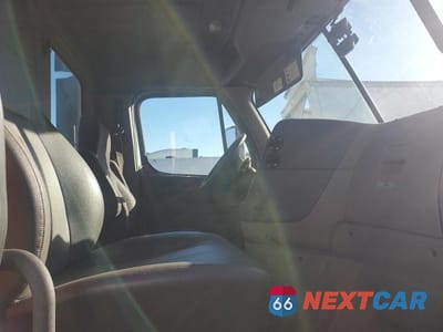 Piąte zdjęcie samochodu w środku: 2016 FREIGHTLINER CASCADIA 125 SEMI TRUCK VIN:1FUBGEDV6GLHC5609 - miniatura