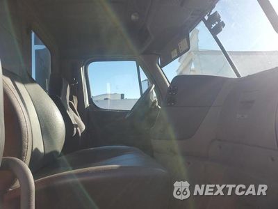 Piąte zdjęcie samochodu w środku: 2016 FREIGHTLINER CASCADIA 125 SEMI TRUCK VIN:1FUBGEDV6GLHC5609 - miniatura