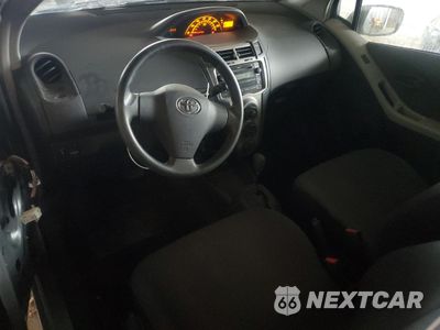 Zdjęcie 8 z 13 samochodu: 2009 TOYOTA YARIS VIN:JTDJT903695262535 - miniatura