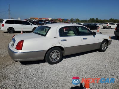 Trzecie zdjęcie samochodu z tyłu: 2000 LINCOLN TOWN CAR SIGNATURE VIN:1LNHM82W8YY878050 - miniatura