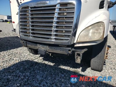 Zdjęcie 9 z 10 samochodu: 2018 FREIGHTLINER CASCADIA 113 SEMI TRUCK VIN:3AKBGADV7JSJN2869 - miniatura