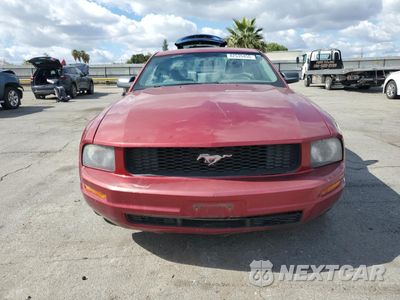 Piąte zdjęcie samochodu w środku: 2005 FORD MUSTANG VIN:1ZVFT80N355236824 - miniatura