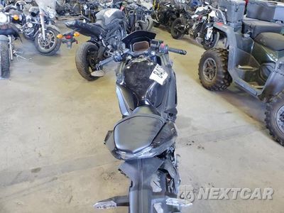 Zdjęcie 6 z 9 samochodu: 2025 KAWASAKI EX650 R VIN:ML5EXER11SDAD9758 - miniatura