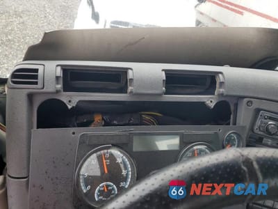 Zdjęcie 9 z 10 samochodu: 2016 FREIGHTLINER CASCADIA 113 SEMI TRUCK VIN:3AKBGADV2GSHB2532 - miniatura