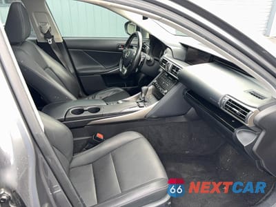 Piąte zdjęcie samochodu w środku: 2017 LEXUS IS 300 VIN:JTHCM1D2XH5014973 - miniatura